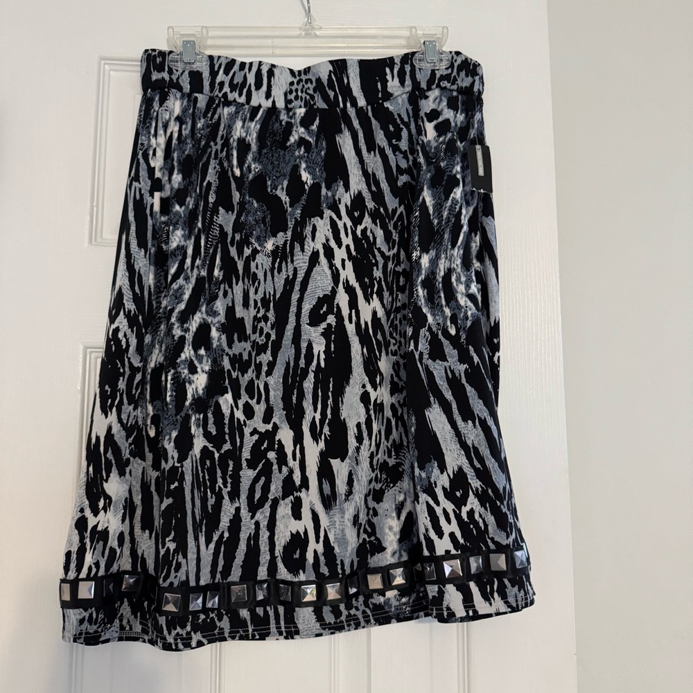 New Directions Black and‎ Gray Animal Print A-Line Skirt